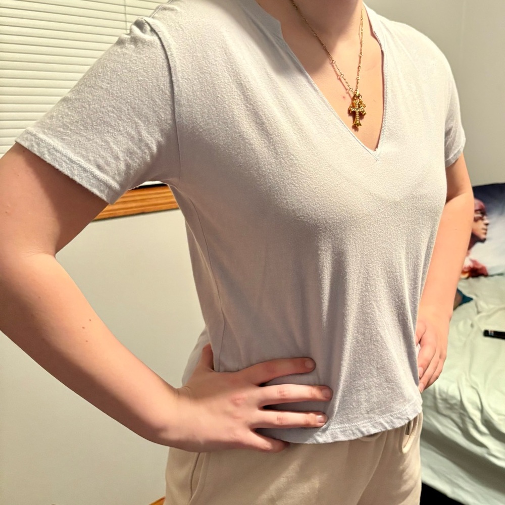 Hollister Women's V-Neck Must-Have Collection Cropped Tee, Size Small